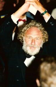 Velký blondýn s černou botou